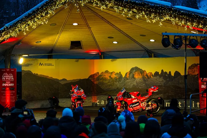 Campeones en pista con Marc Márquez y Francesco Bagnaia, equipo Ducati