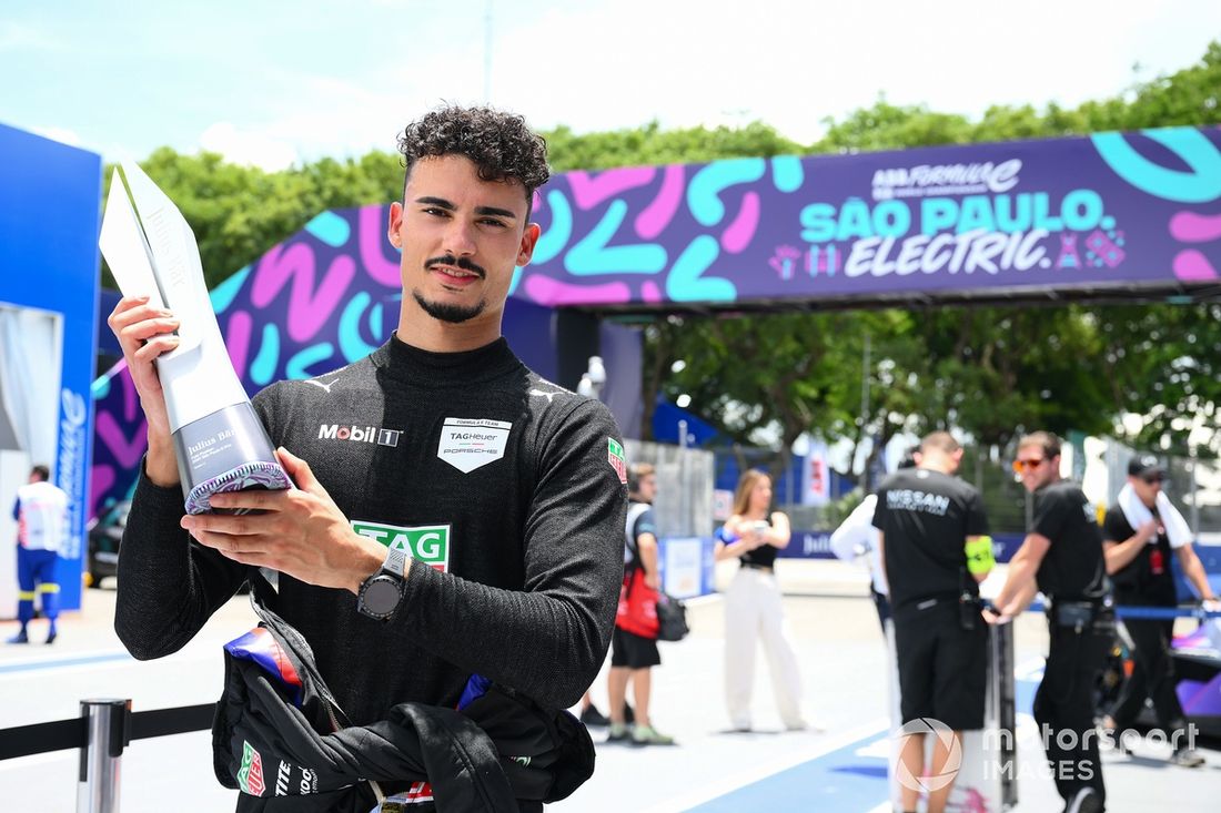 Pascal Wehrlein, poleman del equipo Porsche de Fórmula E, con el Premio Julius Baer a la Pole Position