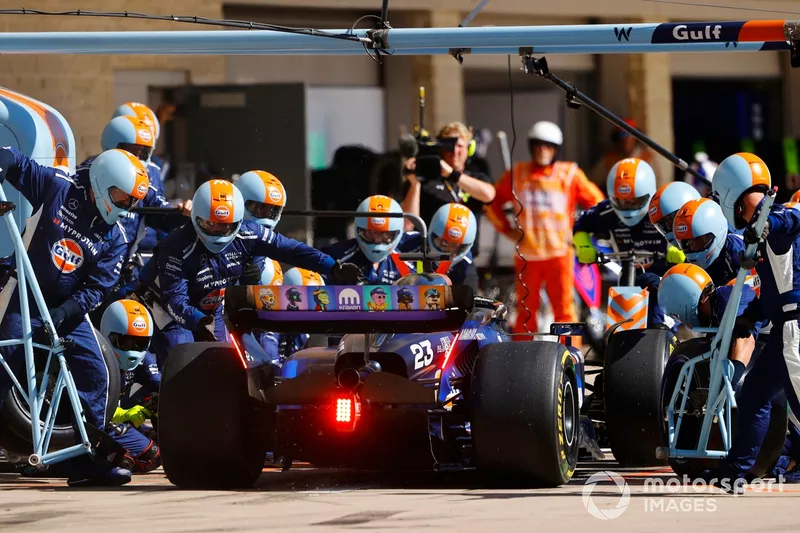 Alex Albon, Williams FW46, makes a pit stop