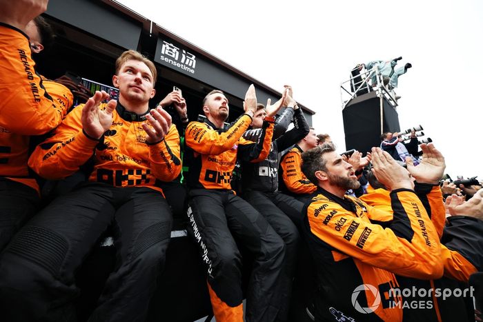 Miembros del equipo McLaren celebran en parc ferme