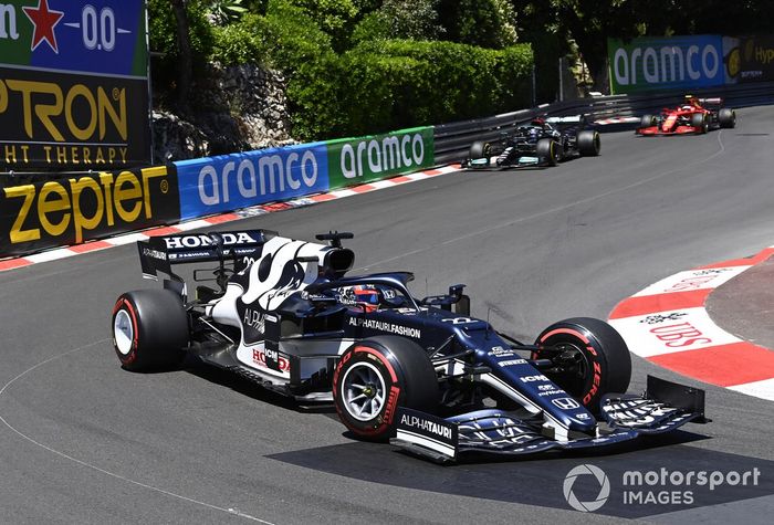 Yuki Tsunoda, AlphaTauri AT02, Lewis Hamilton, Mercedes W12