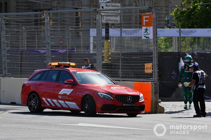 El coche médico recoge a Lance Stroll, Aston Martin, tras su accidente en la clasificación