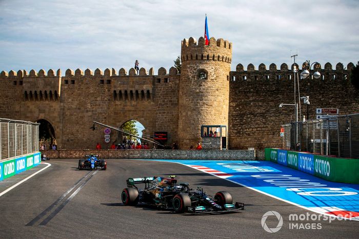 Valtteri Bottas, Mercedes W12, Esteban Ocon, Alpine A521