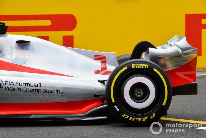 Detalle de la parte trasera lateral del coche de Fórmula 1 2022