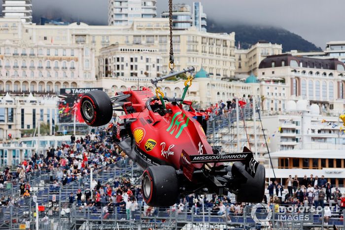 El monoplaza de Charles Leclerc, el Ferrari SF21, en una grúa