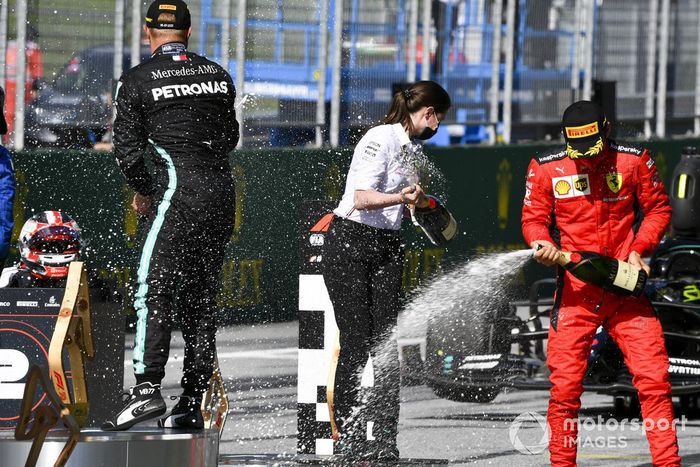 Podio: ganador de la carrera Valtteri Bottas, Mercedes-AMG Petronas F1, el segundo lugar Charles Leclerc, Ferrari,