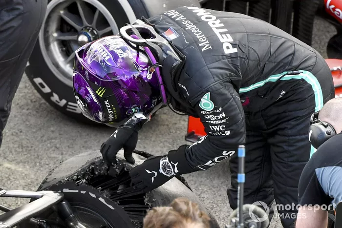 Ganador Lewis Hamilton, Mercedes-AMG F1, revisa su neumático pinchado en Parc Ferme