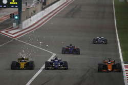 Fernando Alonso, McLaren MCL32, Marcus Ericsson, Sauber C36 y Jolyon Palmer, Renault Sport F1 Team R