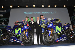 Valentino Rossi, Yamaha Factory Racing, Maverick Viñales, Yamaha Factory Racing, Lin Jarvis, directeur général de Yamaha Factory Racing, Massimo Meregalli, directeur d'équipe de Yamaha Factory Racing