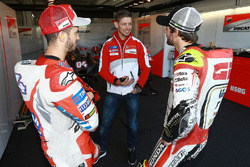 Andrea Dovizioso, Ducati Team, und Cal Crutchlow, Team LCR, Honda, im Gespräch mit Casey Stoner, Duc