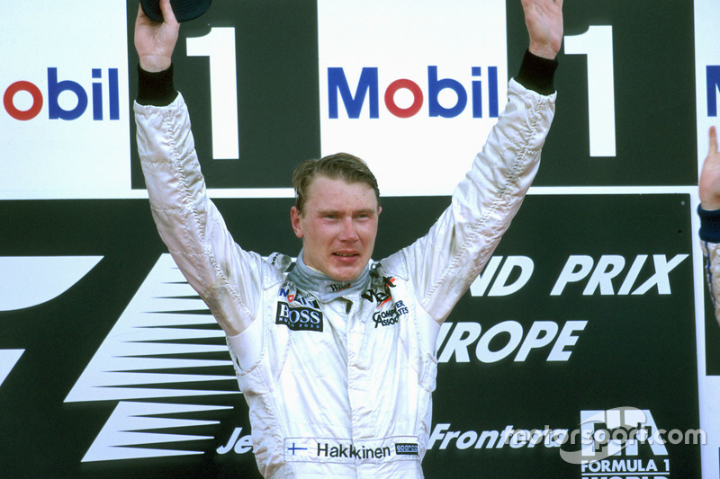 Podio: ganador de la carrera Mika Hakkinen, McLaren Mercedes