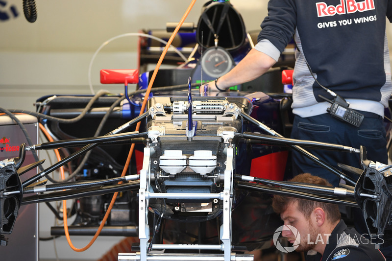 Scuderia Toro Rosso STR12 front suspension and chassis detail