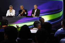 Ross Brawn, directeur de la compétition de la FOM, Chase Carey, directeur exécutif du Formula One groupe et Sean Bratches, directeur des opérations commerciales du Formula One Group