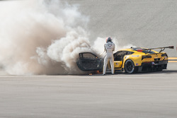 Марсель Фесслер с огнетушителем возле #4 Corvette Racing Chevrolet Corvette C7.R охваченного огнем