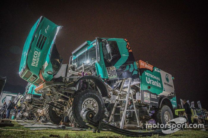 #500 Team De Rooy, IVECO: Gerard De Rooy, Moi Torrallardona, Darek Rodewald at the bivouac