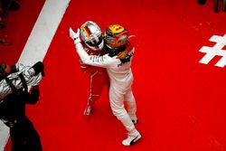 Ganador Lewis Hamilton, Mercedes AMG, felicita a Sebastian Vettel, Ferrari, en parc ferme