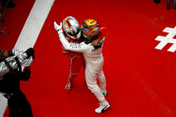 Winner Lewis Hamilton, Mercedes AMG, greets Sebastian Vettel, Ferrari, in parc ferme