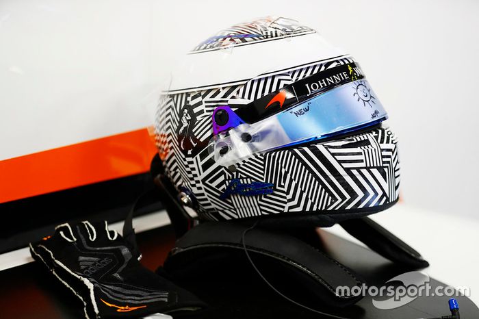 Un nuevo diseño de casco de Fernando Alonso, McLaren, aparece en el garaje