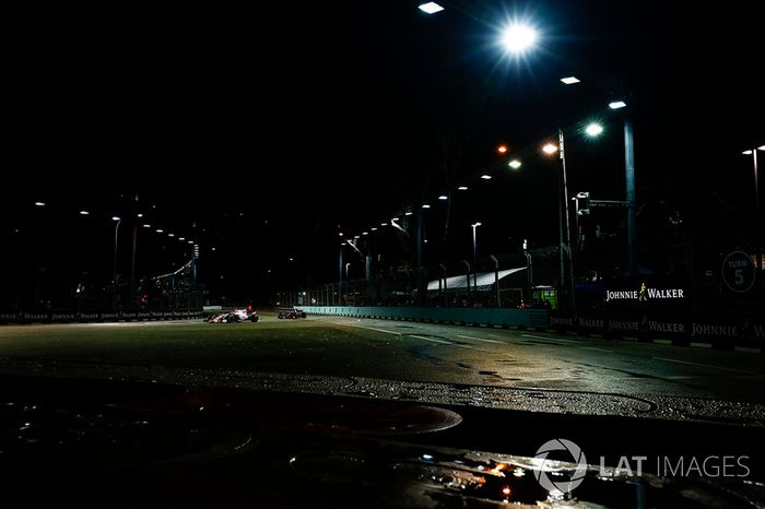 Esteban Ocon, Sahara Force India F1 VJM10 lidera a Carlos Sainz Jr., Scuderia Toro Rosso STR12