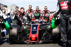 Romain Grosjean, Haas F1 Team VF-17, arrive sur la grille