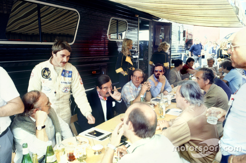 Nigel Mansell, Lotus 91-Ford, habla con la prensa británica con Nigel Roebuck, Murray Walker, John B