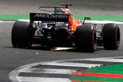 Fernando Alonso, McLaren MCL32, levanta algunas chispas