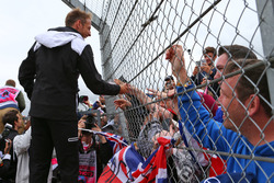 Jenson Button, McLaren con fans en el desfile de pilotos