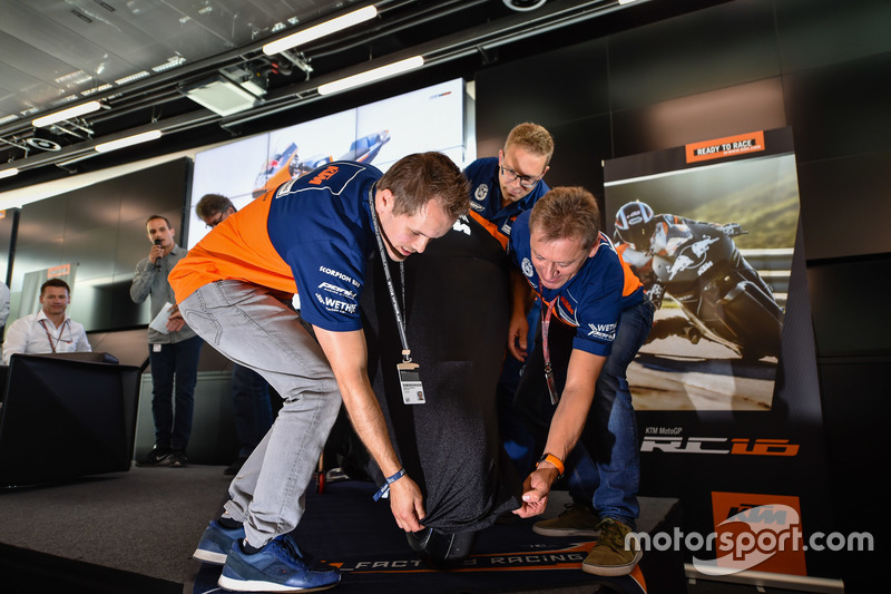 Mika Kallio, Sebastian Risse y Mike Leitner descubren la moto KTM MotoGP