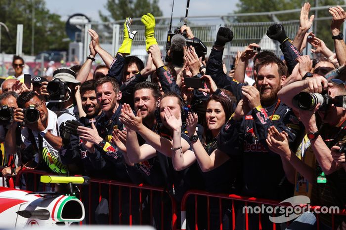 Red Bull Racing celebra victoria de Max Verstappen, Red Bull Racing en parc ferme