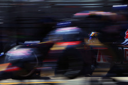 Carlos Sainz Jr., Scuderia Toro Rosso STR11 makes a pit stop