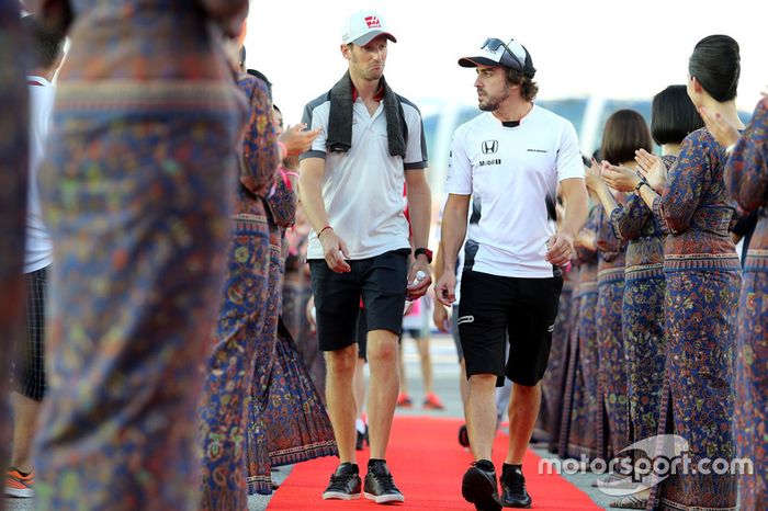 Romain Grosjean, Haas F1 Team y Fernando Alonso, McLaren Honda