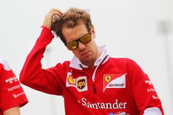 Sebastian Vettel, Ferrari camina en el circuito