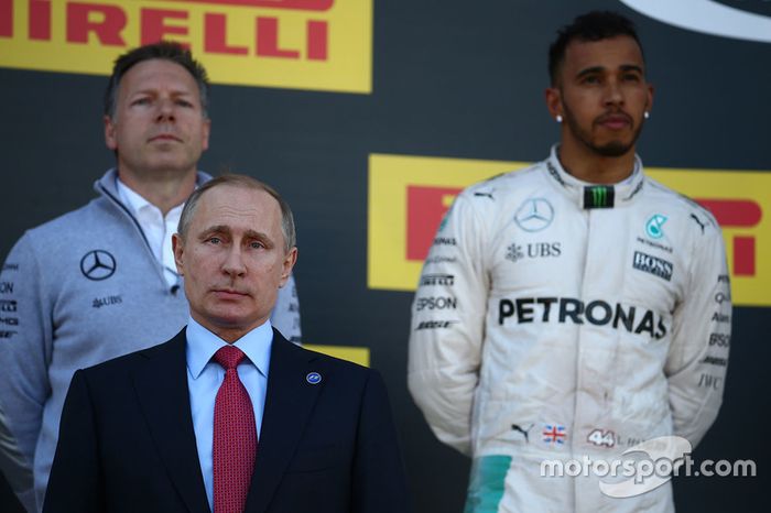 Vladimir Putin, presidente de Rusia y el segundo lugar Lewis Hamilton, Mercedes AMG F1 Team