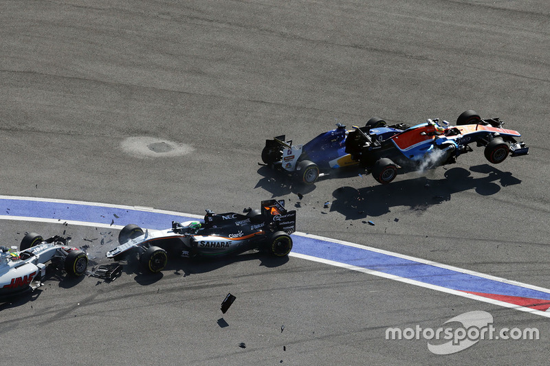 Startcrash mit Marcus Ericsson, Sauber C35; Rio Haryanto, Manor Racing MRT05; Esteban Gutierrez, Haa