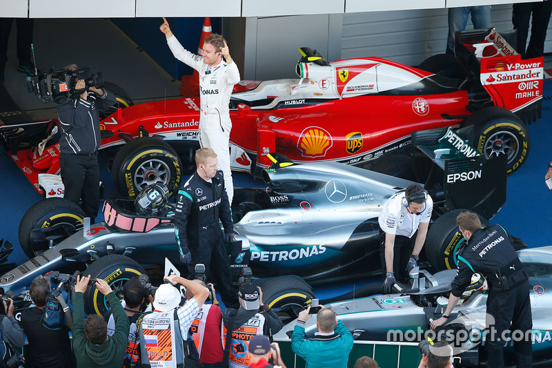 Ganador Nico Rosberg, Mercedes AMG F1 Team W07 en el parc ferme