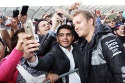 Nico Rosberg, Mercedes AMG F1 con fans