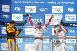 Podio: ganador de la carrera José María López, Citroën World Touring Car Team, segundo lugar Tom Cor
