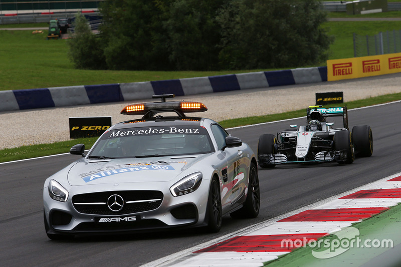 Nico Rosberg, Mercedes AMG F1 W07 Hybrid al comando dietro alla Safety Car FIA