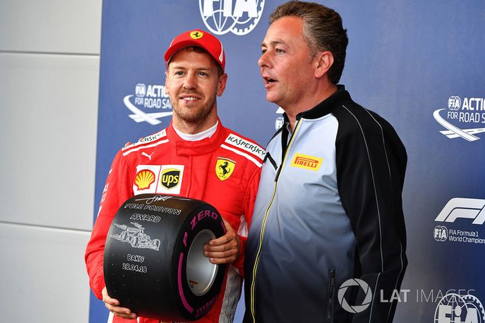 Sebastian Vettel, Ferrari recibe el Premio Pole Position de Mario Isola, Director Deportivo Pirelli
