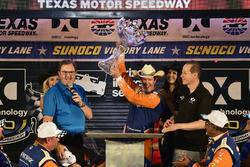 Scott Dixon, Chip Ganassi Racing Honda, festeggia la vittoria nella victory lane, con il trofeo
