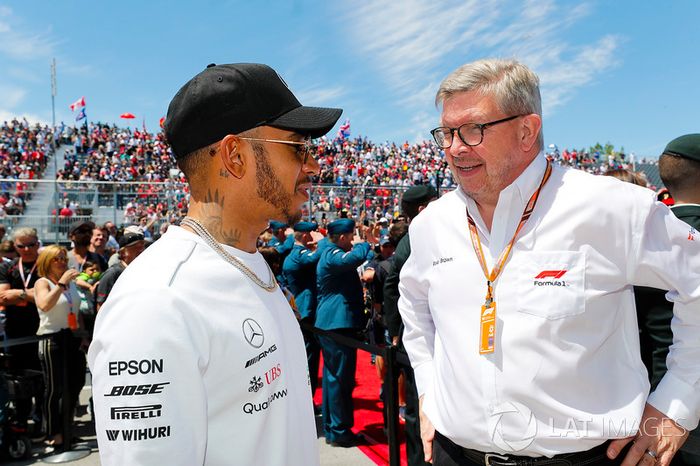 Lewis Hamilton, Mercedes AMG F1, y Ross Brawn, director de la FOM