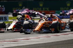 Fernando Alonso, McLaren MCL33, battles with Daniel Ricciardo, Red Bull Racing RB14