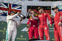Победитель Себастьян Феттель, Ferrari, стратег команды Инаки Руэда, второе место – Льюис Хэмилтон, M