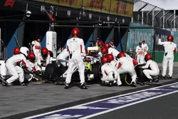 Charles Leclerc, Sauber C37 au stand