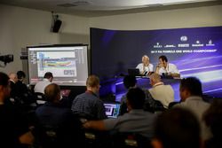 Charlie Whiting, FIA-delegaat en Matteo Bonciani, FIA Media-delegaat tijdens een persconferentie over de controversiële inhaalactie van Max Verstappen, Red Bull Racing, op Kimi Raikkonen, Ferrari, tijdens de voorgaande race in Austin