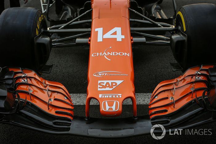 La nariz y el detalle de ala delantera de Fernando Alonso, McLaren MCL32