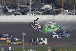 Chase Elliott, Hendrick Motorsports Chevrolet Camaro, Danica Patrick, Premium Motorsports Chevrolet Camaro, Kasey Kahne, Leavine Family Racing Chevrolet Camaro pris dans un crash