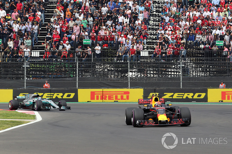 Max Verstappen, Red Bull Racing RB13 leads Valtteri Bottas, Mercedes-Benz F1 W08  at the start of the race