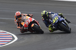 Marc Marquez, Repsol Honda Team, Valentino Rossi, Yamaha Factory Racing se touchent
