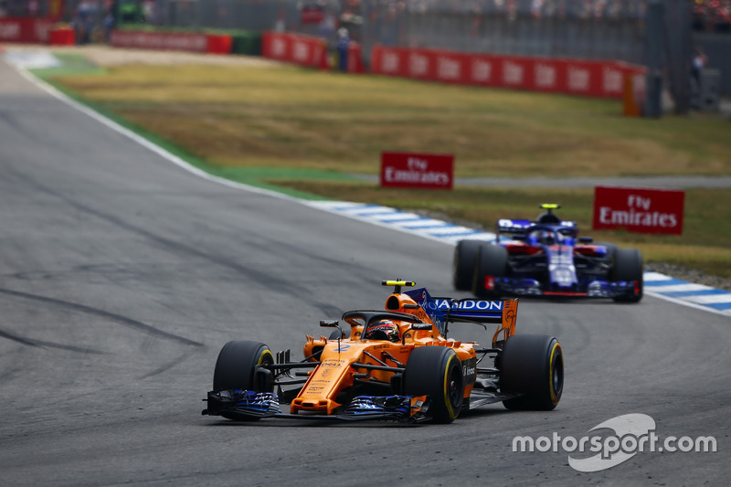 Stoffel Vandoorne, McLaren MCL33, leads Pierre Gasly, Toro Rosso STR13